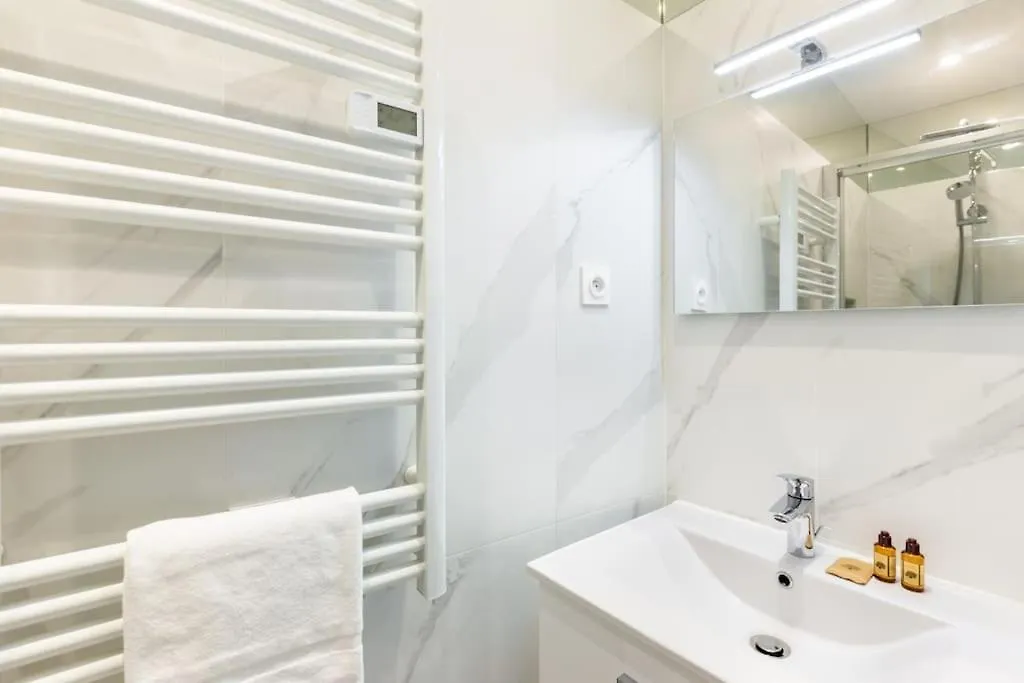 Eiffel Tower - New Renovated 4 People Apartment Paris